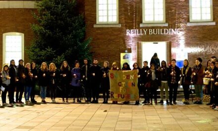 Candle lit vigil collects over 100 signatures for refugees