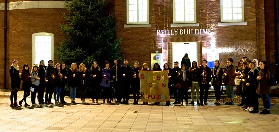 Candle lit vigil collects over 100 signatures for refugees